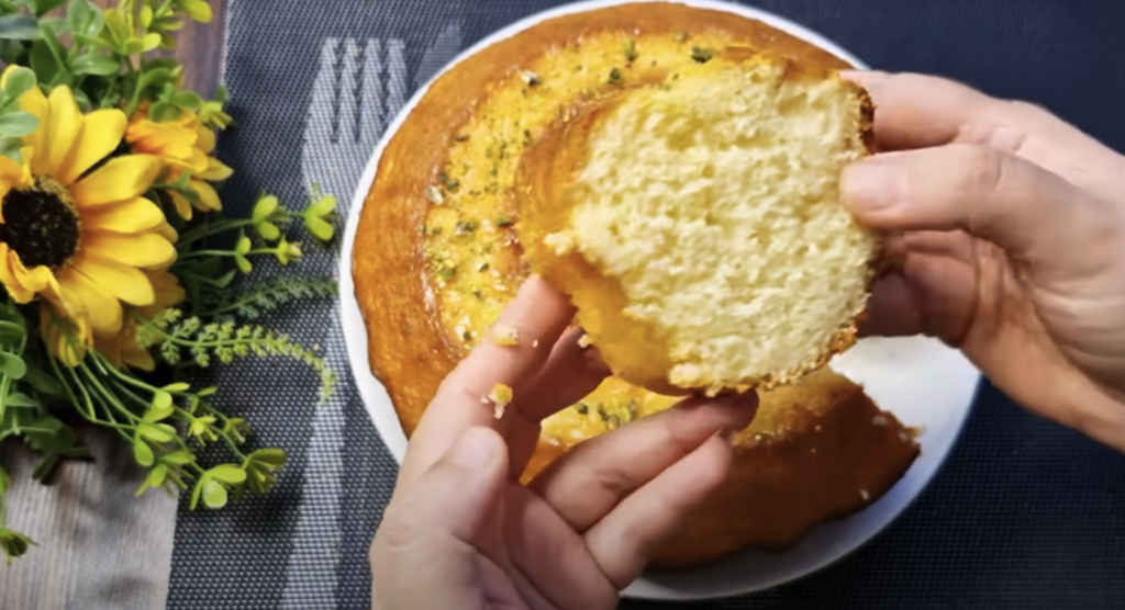 Tort pufos cu lăm&acirc;ie și fistic - Ideal pentru orice ocazie!