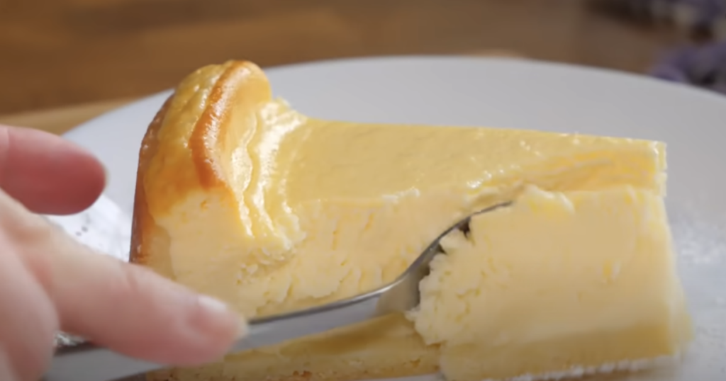 Prăjitură fină cu cremă de br&acirc;nză dulce și aromă de vanilie