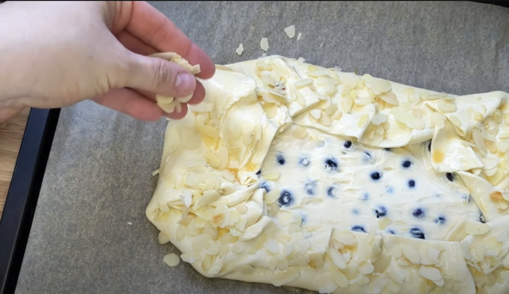 Crocant de afine din aluat foietaj cu umplutură pufoasă de br&acirc;nză și fulgi de migdale