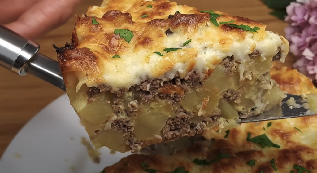 Tort de cartofi la cuptor cu carne tocată de vită și br&acirc;nză &ndash; perfect cu sos cremos de ciuperci și spanac