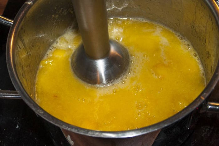 tort cu iaurt sos de nectarine