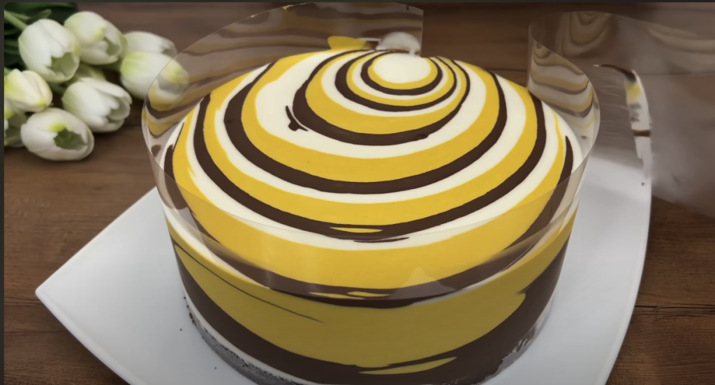 Tort magic cu aluat de cacao și miere, cu cremă &icirc;n trei culori: lapte condensat, cacao și turmeric - Frumusețe pe farfurie!