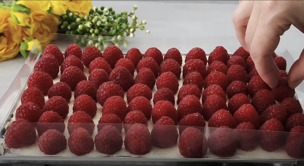 Decorarea desertului cu zmeură și jeleu