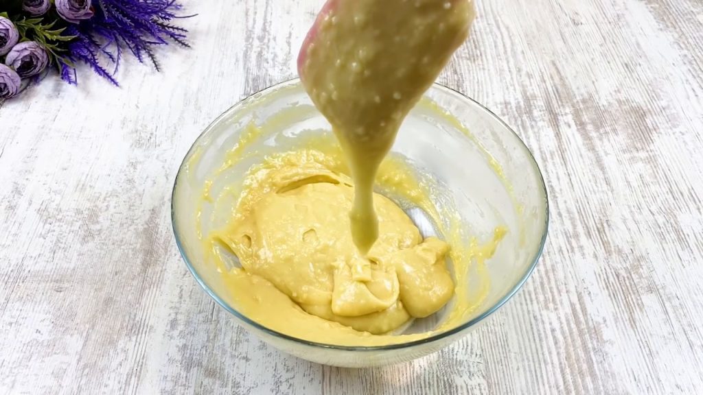 Tort cu blat de ecler și cremă fină de vanilie