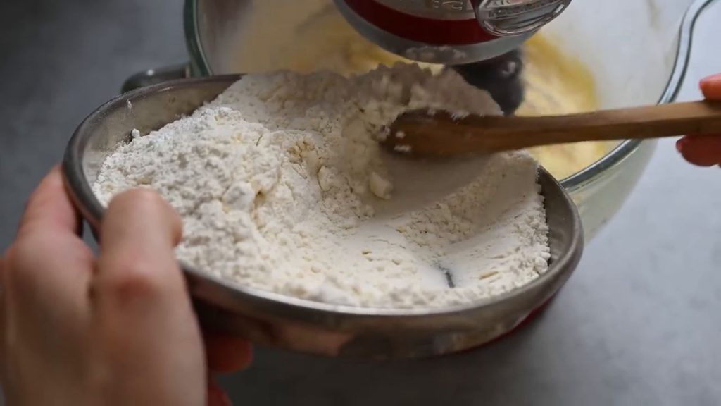 Prăjiturele fragede cu cremă de vanilie, brandy și nuci 