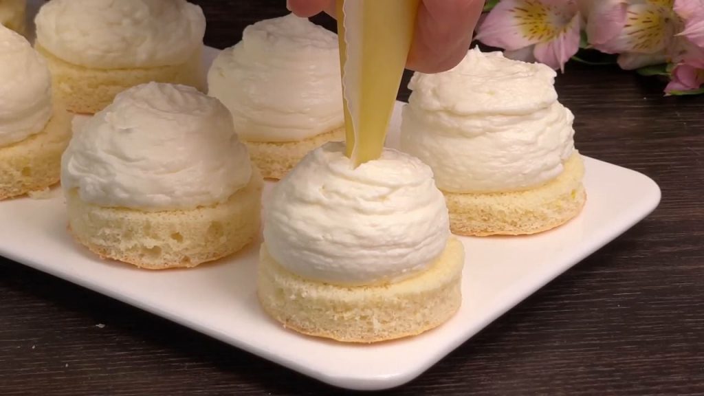 Prăjiturele cu cremă dulce-acrișoară de lăm&acirc;ie: foarte pufoase, cremoase și bune