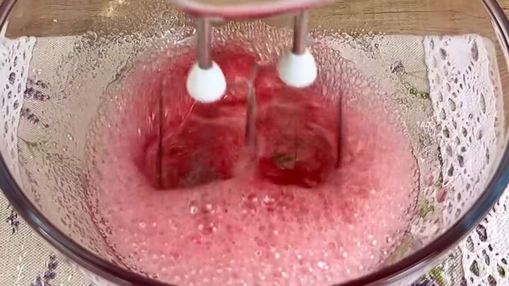 Desert cu ciocolată și jeleu de căpșuni: o delicatesă din DOAR 4 ingrediente