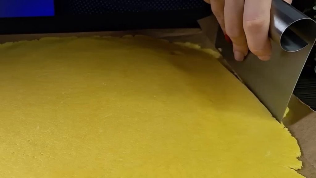 Prăjitură cu cremă de lapte, gem, bezea și blaturi pufoase