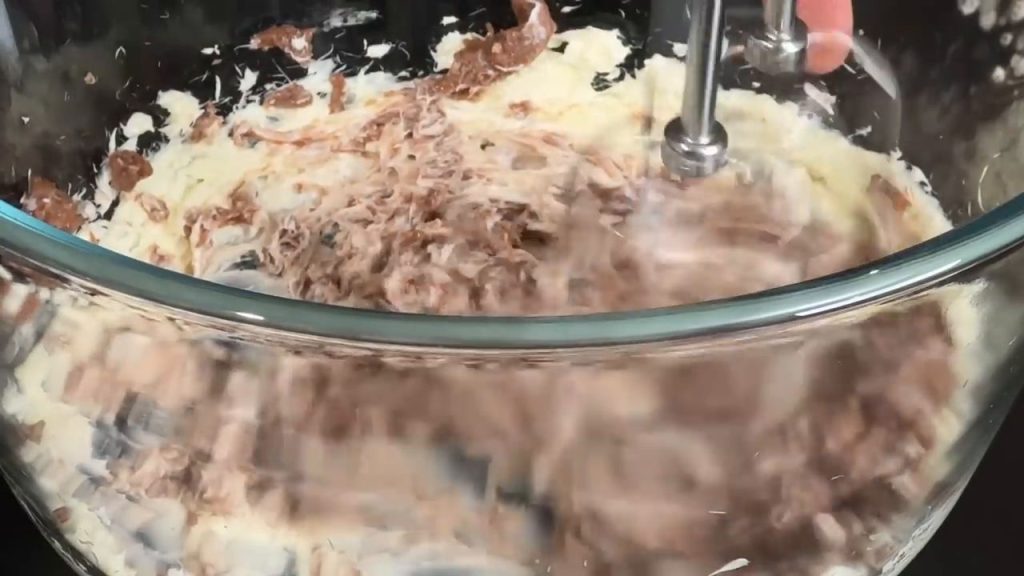 Tort DUO cu mousse de ciocolată și blat de biscuiți: o rețetă absolut delicioasă și simplă