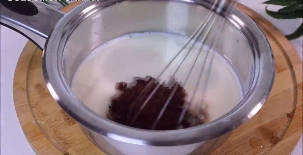 Chec pufos de cacao, cu iaurt și glazură de ciocolată