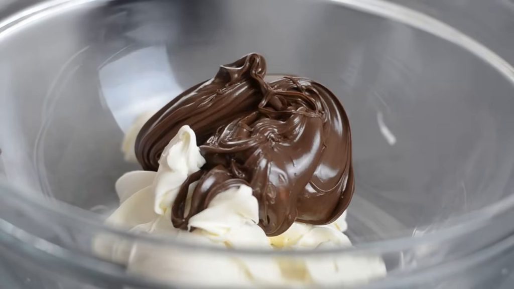 Tort cu blat de cacao, mousse de ciocolată, alune de pădure și glazură