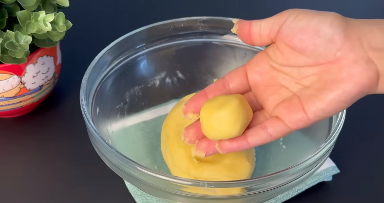 Mini-tarte cu cremă fină de lăm&acirc;ie - un desert cu care &icirc;ți vei impresiona musafirii!