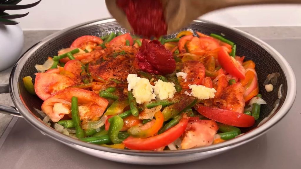 Conopidă delicioasă la cuptor, cu legume și sos de roșii