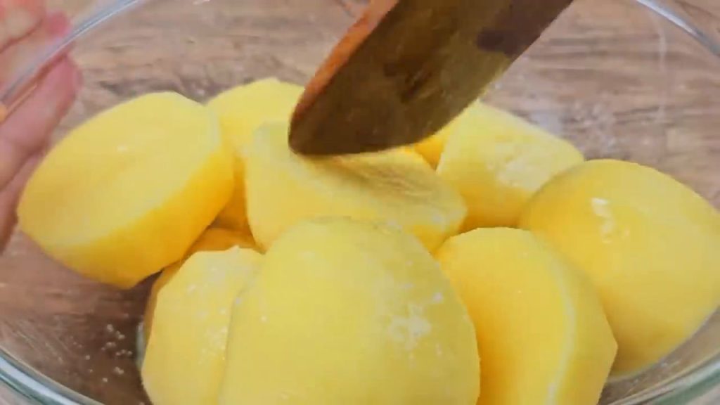 Copănele de pui cu usturoi și ghimbir pe pat de cartofi, servite cu salată proaspătă