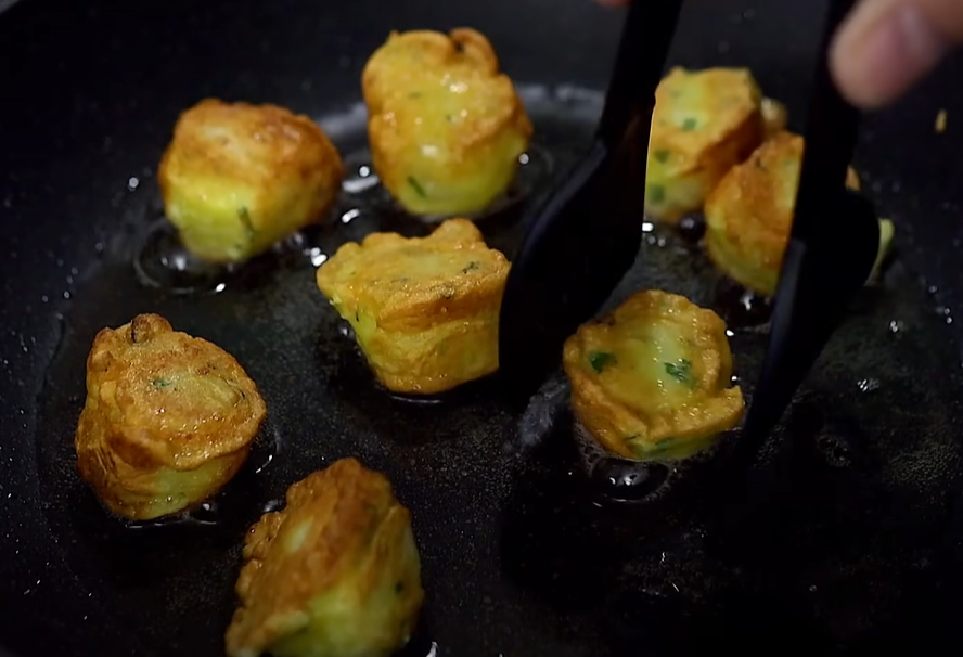 Cartofi prăjiți &icirc;n aluat crocant: o garnitură delicioasă!