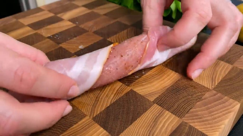 Rulou din mușchiuleț de porc, &icirc;nvelit &icirc;n bacon