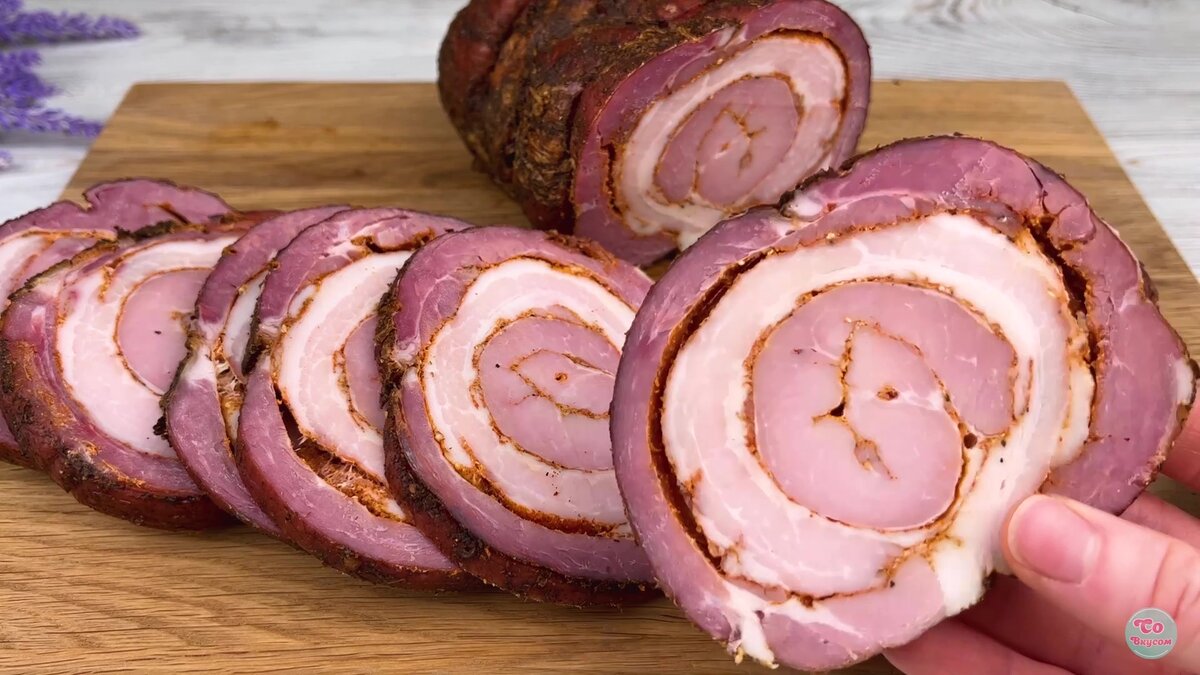 Ruladă suculentă din piept de porc: aromată, moale și bună
