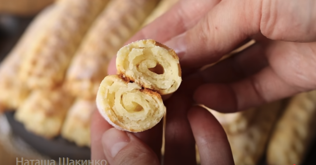 Rulouri simple cu br&acirc;nză dulce, unt și zahăr