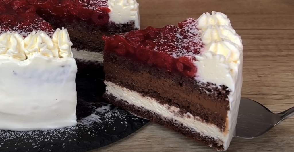 Tort Vanesa - cu ciocolată, cremă de br&acirc;nză și umplutură de vișine