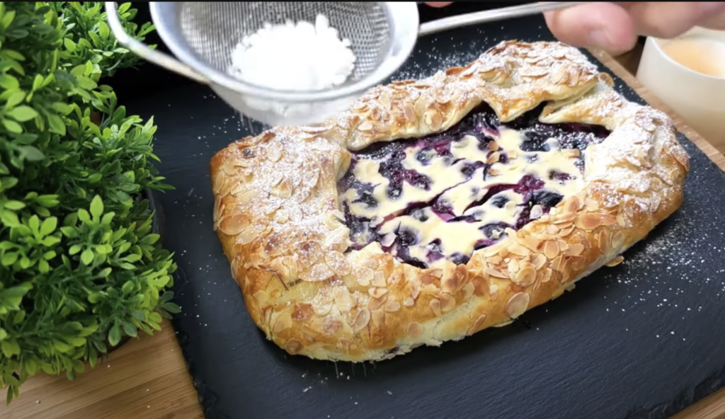 Crocant de afine din aluat foietaj cu umplutură pufoasă de br&acirc;nză și fulgi de migdale