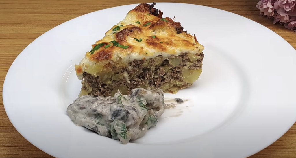 Tort de cartofi la cuptor cu carne tocată de vită și br&acirc;nză &ndash; perfect cu sos cremos de ciuperci și spanac