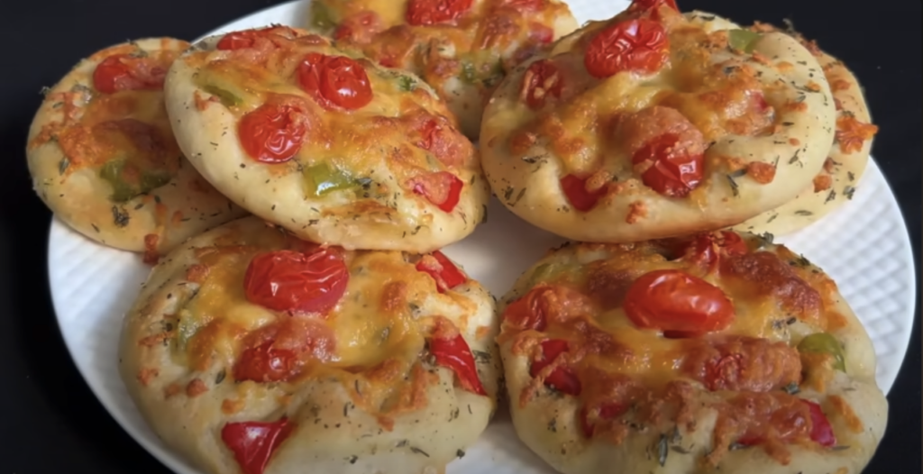 Mini pizza cu verdețuri, ardei, roșii cherry și crustă de br&acirc;nză