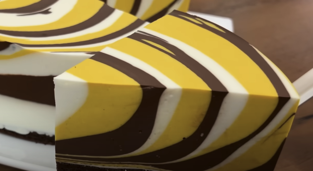 Tort magic cu aluat de cacao și miere, cu cremă &icirc;n trei culori: lapte condensat, cacao și turmeric - Frumusețe pe farfurie!