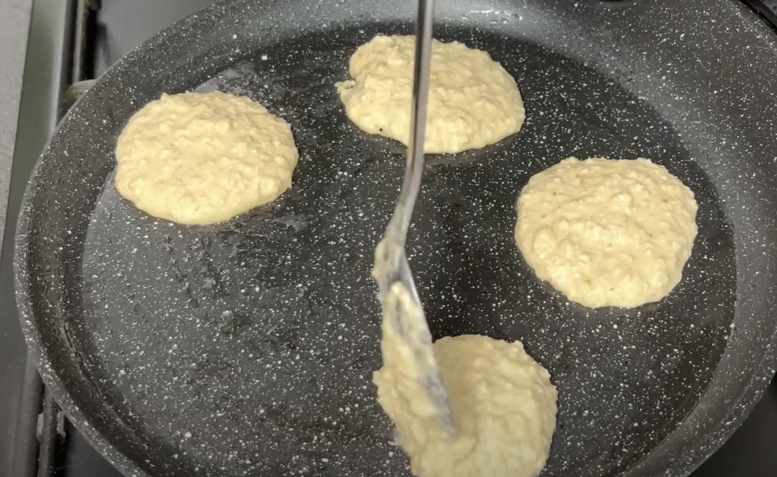  Clătite minunate cu banană, fulgi de ovăz și măr 