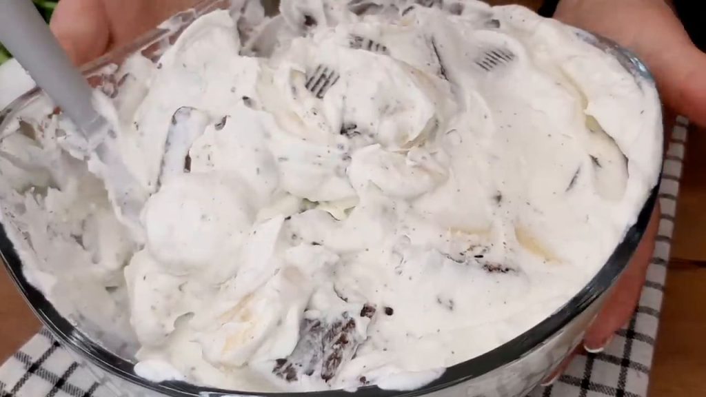 Desert fără coacere cu căpșuni, banane și mascarpone și cu glazură de ciocolată