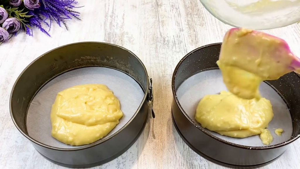 Tort cu blat de ecler și cremă fină de vanilie