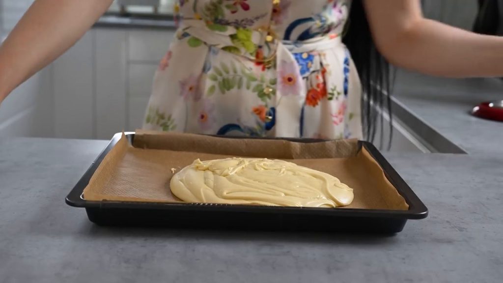 Prăjiturele fragede cu cremă de vanilie, brandy și nuci 