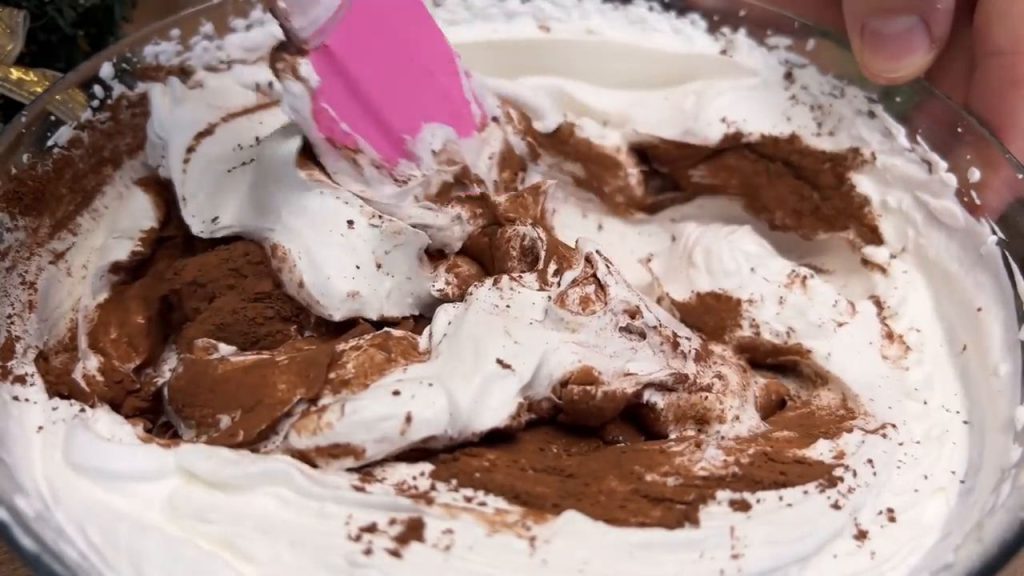 Desert fără coacere cu pișcoturi, zmeură și cremă de ricotta cu cacao