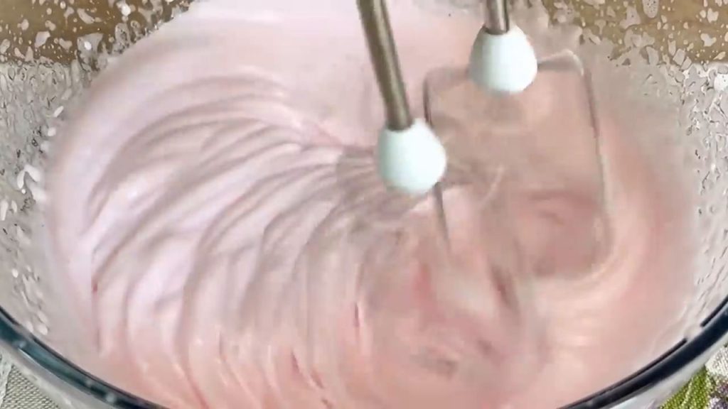 Desert cu ciocolată și jeleu de căpșuni: o delicatesă din DOAR 4 ingrediente