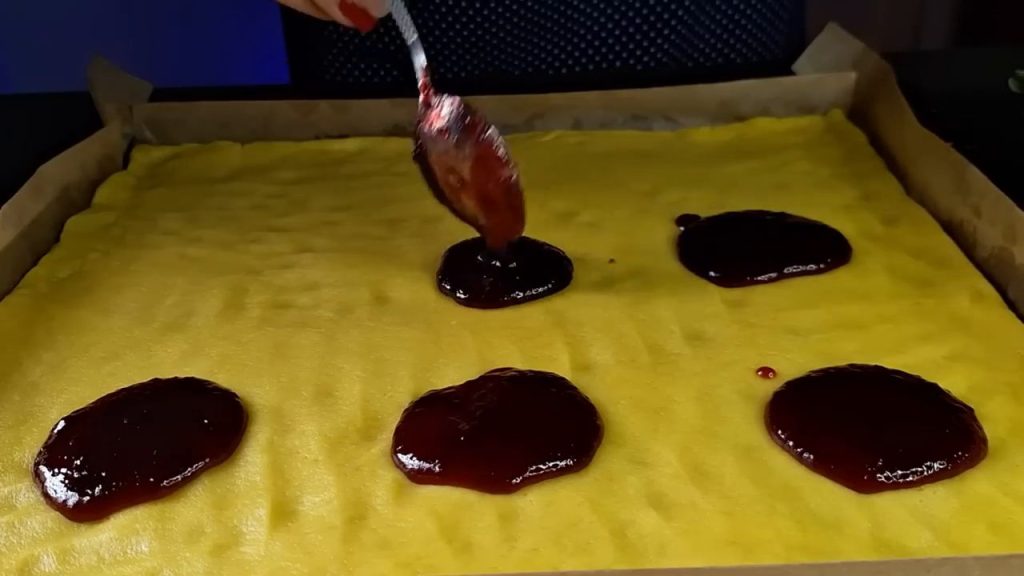 Prăjitură cu cremă de lapte, gem, bezea și blaturi pufoase