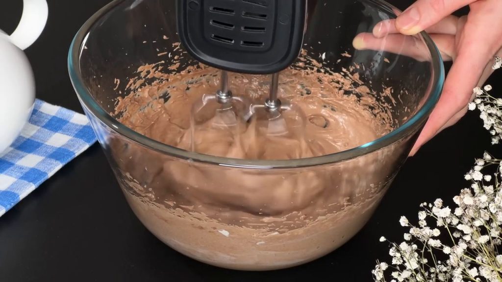 Tort DUO cu mousse de ciocolată și blat de biscuiți: o rețetă absolut delicioasă și simplă