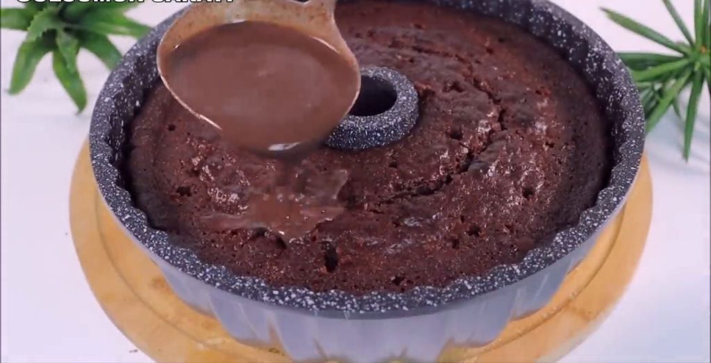 Chec pufos de cacao, cu iaurt și glazură de ciocolată