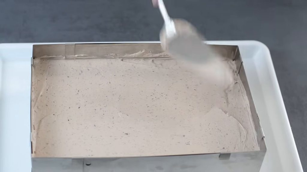 Tort cu blat de cacao, mousse de ciocolată, alune de pădure și glazură