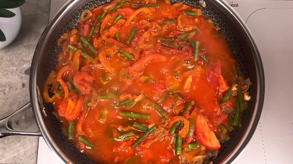 Conopidă delicioasă la cuptor, cu legume și sos de roșii