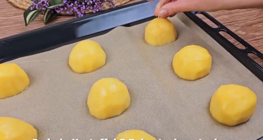 Copănele de pui cu usturoi și ghimbir pe pat de cartofi, servite cu salată proaspătă