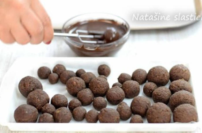 Tort cu nuca budinca si alune bile glazurate