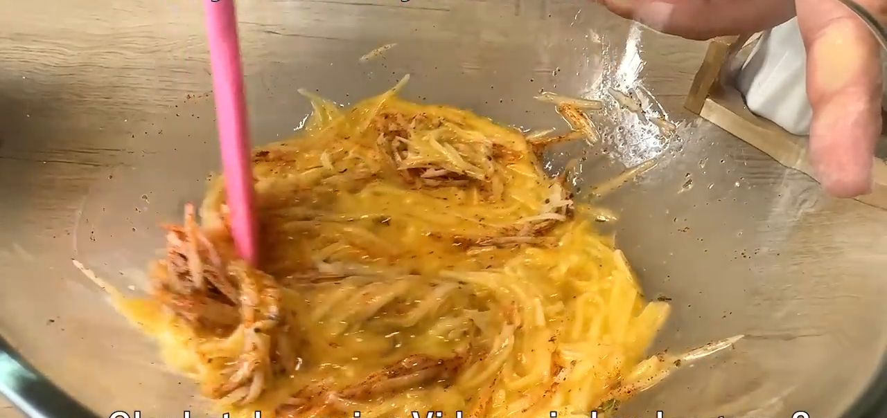 Pečen&eacute; cukety ve vaječno-s&yacute;rov&eacute; směsi pod&aacute;van&eacute; s dresinkem