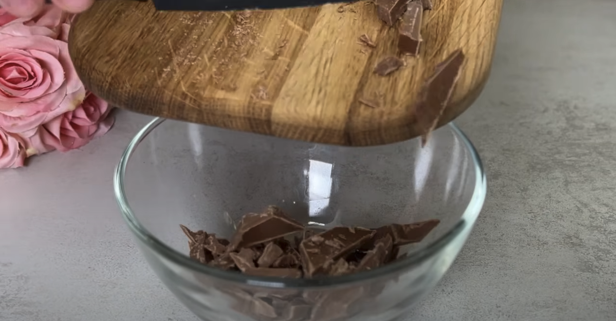 Praline de ciocolată umplute cu cocos și căpșuni