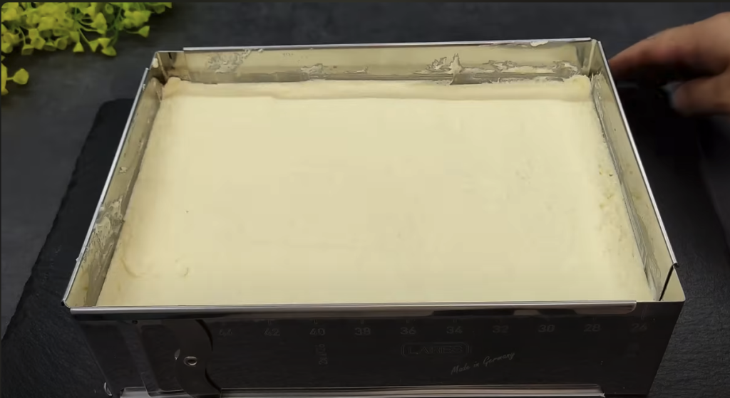 Tort delicios cu cireșe, cremă fină de vanilie și glazură de ciocolată 