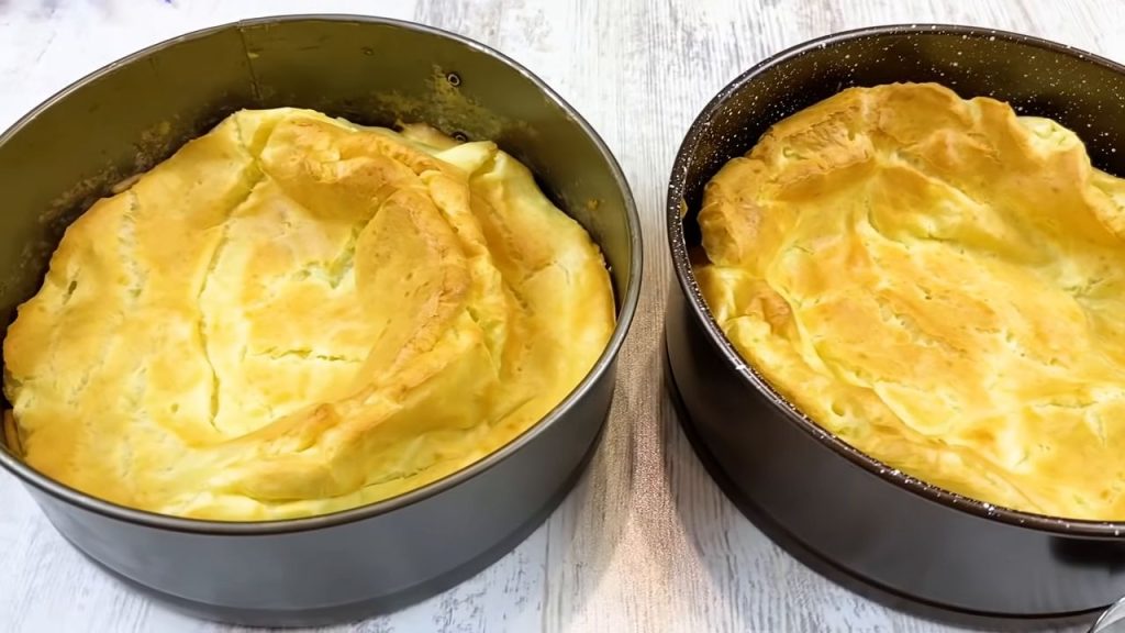 Tort cu blat de ecler și cremă fină de vanilie