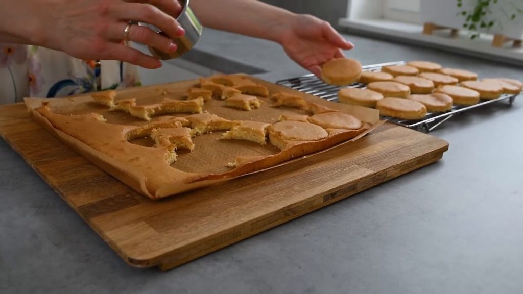 Prăjiturele fragede cu cremă de vanilie, brandy și nuci 