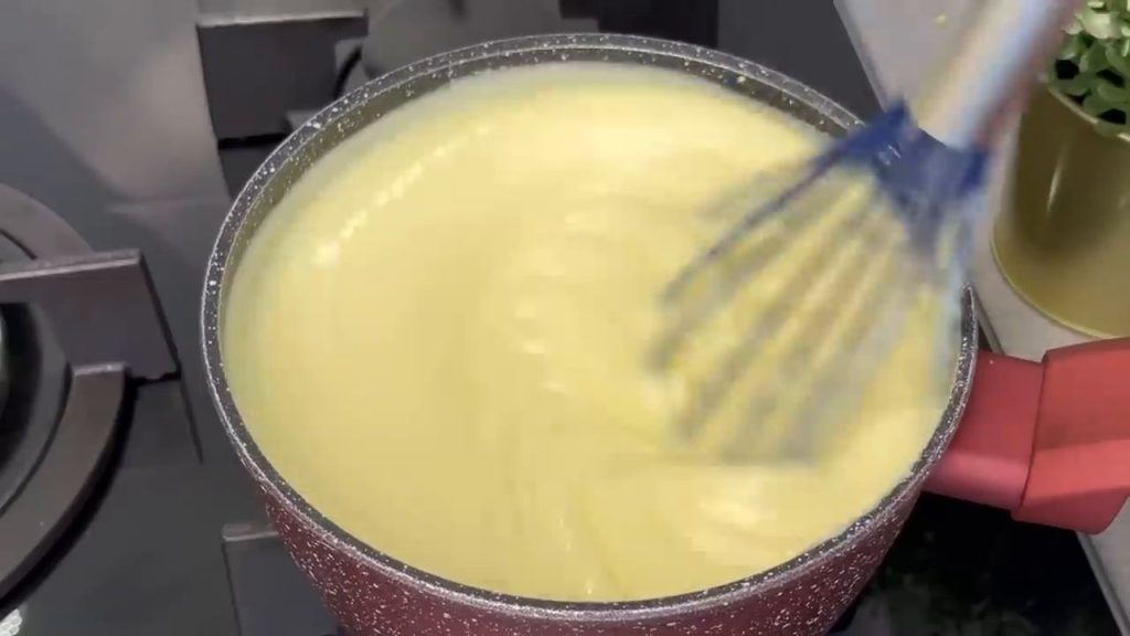  Desert cu cocos și pișcoturi, cu cremă răcoritoare de lăm&acirc;ie &ndash; Fără coacere!