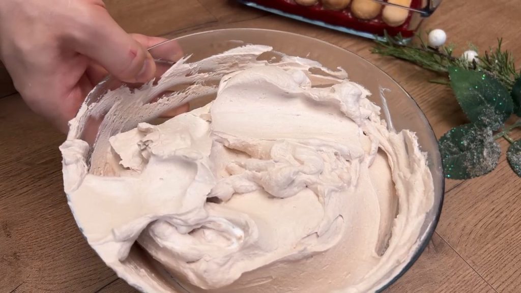 Desert fără coacere cu pișcoturi, zmeură și cremă de ricotta cu cacao