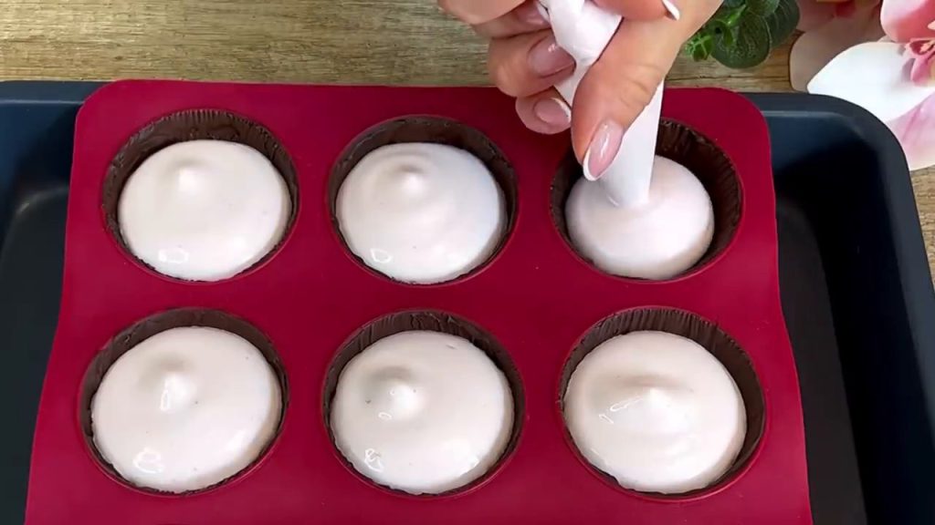 Desert cu ciocolată și jeleu de căpșuni: o delicatesă din DOAR 4 ingrediente