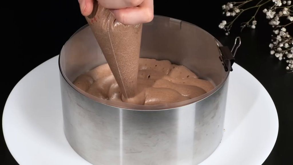 Tort DUO cu mousse de ciocolată și blat de biscuiți: o rețetă absolut delicioasă și simplă