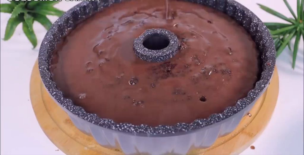 Chec pufos de cacao, cu iaurt și glazură de ciocolată